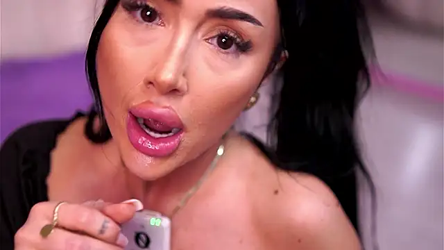 ZennySings Adlı Modelin Canlı XXX Sohbeti