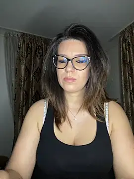 Chat +18 de NadiraNoor ao vivo