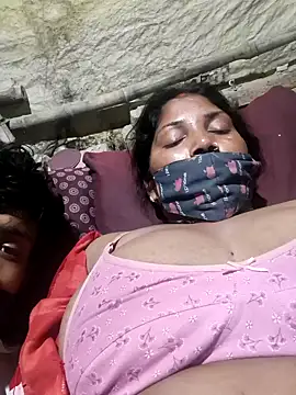 Show modela Indiandesicouple155 na web-kameri