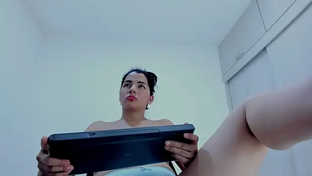 Amelia_Debora_Antonella Adlı Modelin Canlı XXX Sohbeti