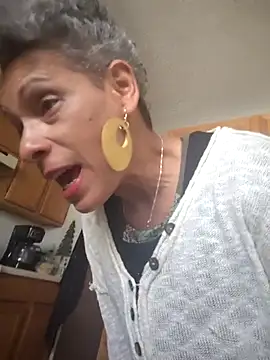 Chat +18 de CeceilaMoon ao vivo