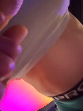 F3ckd0lllucy: διαδικτυακό σόου στην κάμερα