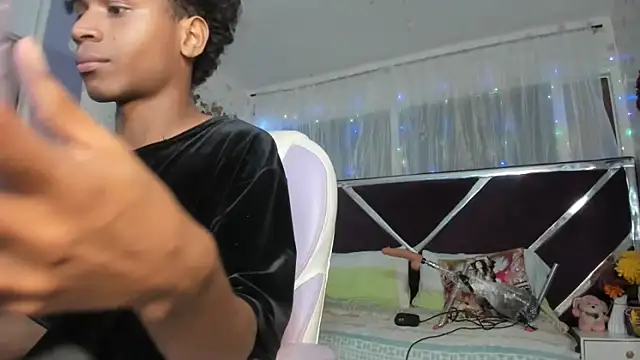 Show modela Santy_bigcock_01 na web-kameri