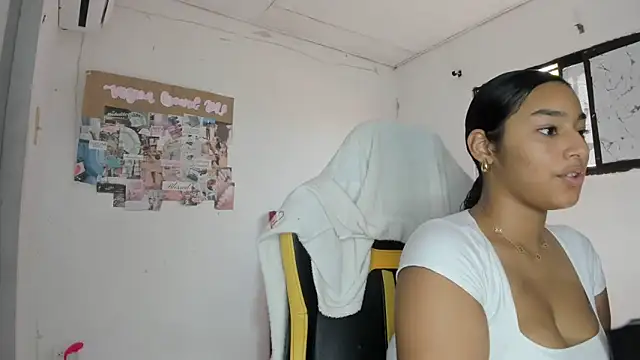 Pokazy przed kamerką – emily_stars1