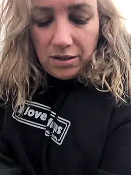 Canadian_BBW Chat XXX in diretta