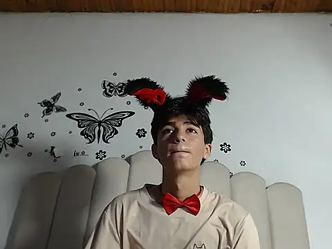 SebastianLatin01: διαδικτυακό σόου στην κάμερα