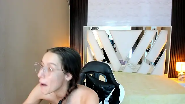 Linda4PetiteのライブXXXチャット