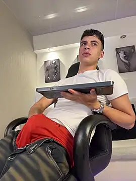 دردشة AdrianRinaldi الجنسية المباشرة