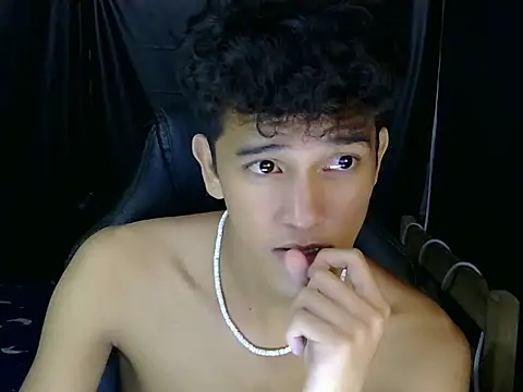 Chat XXX en directo de hugekenbigcock