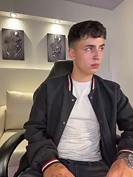 Živý XXX chat AdrianRinaldi