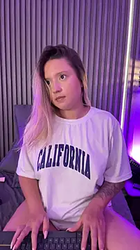 Czat XXX na żywo – MiaPetit_