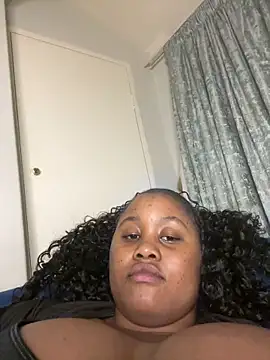 Pree_888x 即時 XXX 聊天