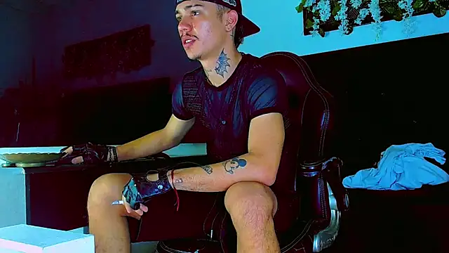 HannibalLester Adlı Modelin Canlı XXX Sohbeti