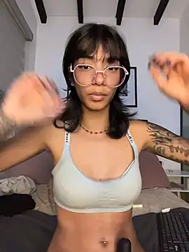 TweetiePieXXX Show in webcam