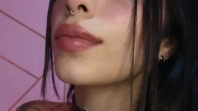 Hollyxx_ Chat XXX in diretta