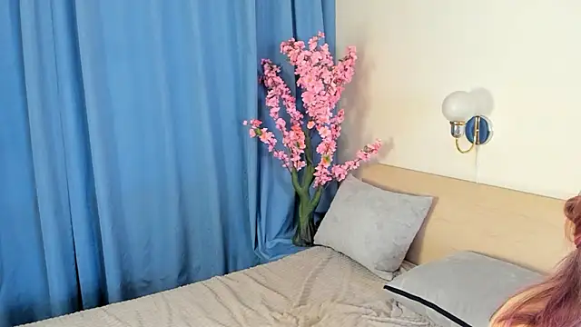 PeachMirth webcam show