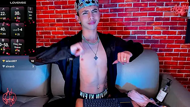 Prince_Apolo: διαδικτυακό σόου στην κάμερα