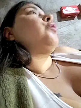 Estefanny_Lolyy Show in webcam