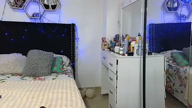 Chat +18 de charlotte_077 ao vivo