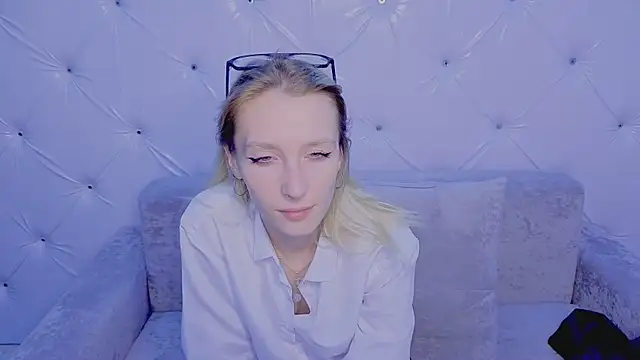 Akiro_Kim7 élő XXX-chatje