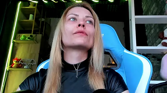 karo123421 élő XXX-chatje