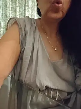 NakedMILFx Chat XXX in diretta