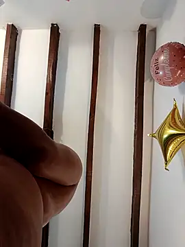 Show modela Xiomara_fiery na web-kameri