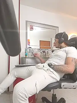 Show modela AndresXm_ na web-kameri