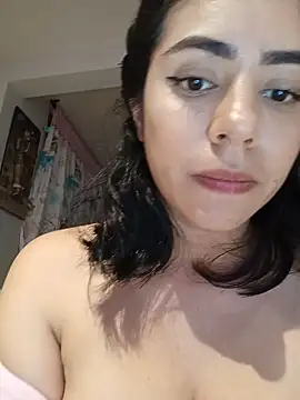 Sara-215 Adlı Modelin Canlı XXX Sohbeti