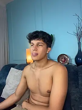 Leo_Savage_: διαδικτυακό σόου στην κάμερα