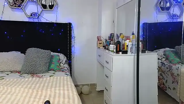 Czat XXX na żywo – charlotte_077