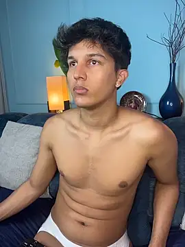 Pertunjukan Kamera Web Leo_Savage_