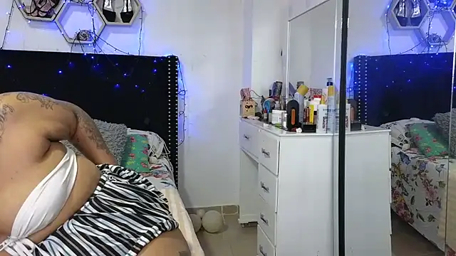 charlotte_077 Adlı Modelin Canlı XXX Sohbeti