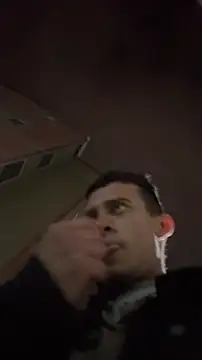 Mrjustin_sebas: διαδικτυακό σόου στην κάμερα