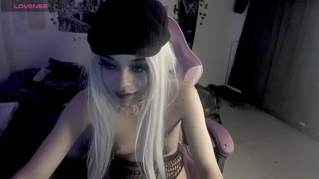 GothKitten666's Live XXX Chat