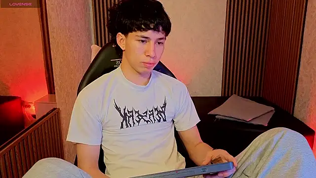 kaelwolf_tay Show in webcam