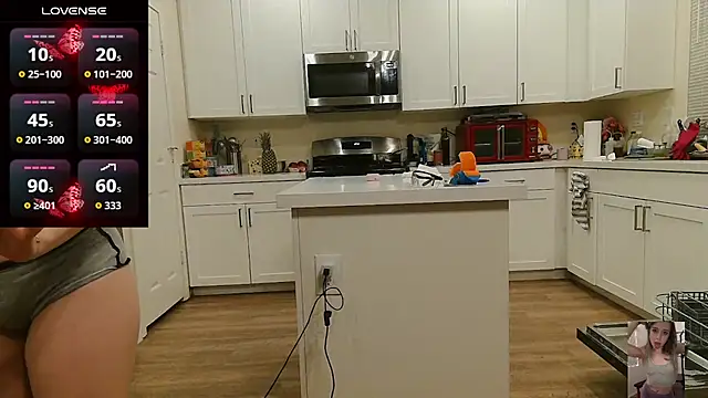 Blondiewithanass Chat XXX in diretta