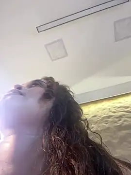 Isa__Blanc: διαδικτυακό σόου στην κάμερα