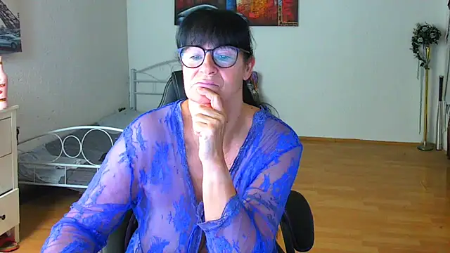 Sylly Adlı Modelin Canlı XXX Sohbeti