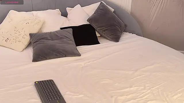 AdoraCortes: онлайн-секс-чат