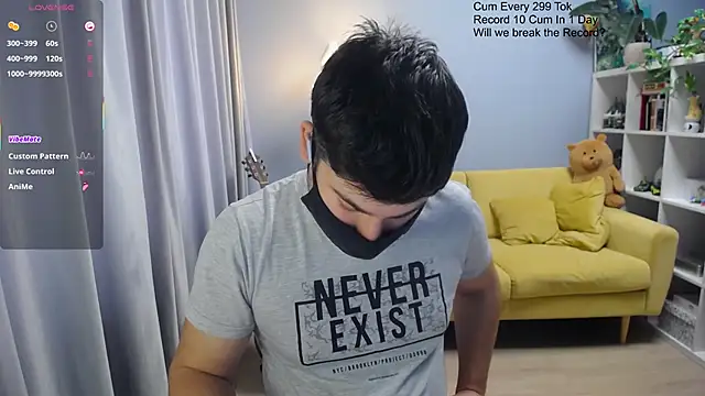 Tomguys: διαδικτυακό σόου στην κάμερα