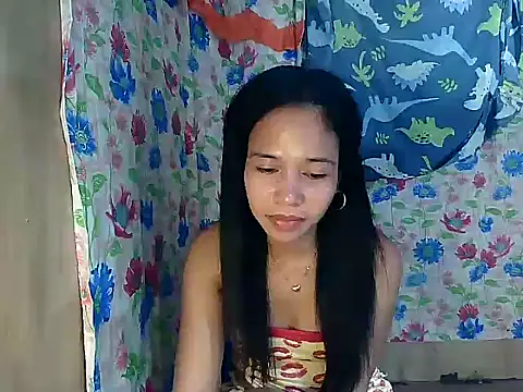 PinaySkinnyGirl Adlı Modelin Canlı XXX Sohbeti