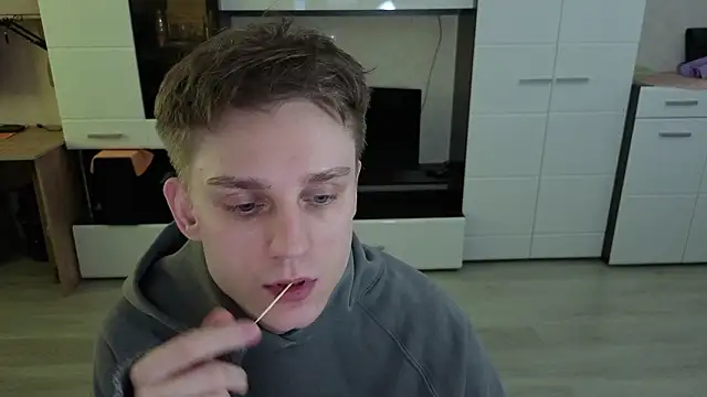 angryzan: διαδικτυακό σόου στην κάμερα