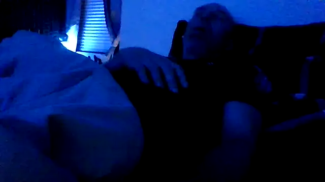 El_Gizmo Show in webcam