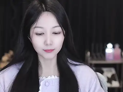 Nuyoah-77's Live XXX Chat