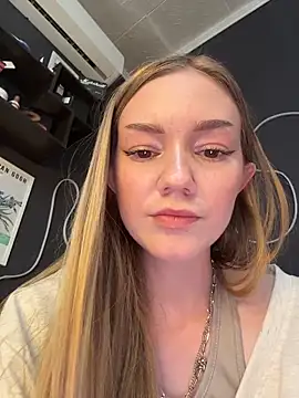 MilaMoone 即時 XXX 聊天