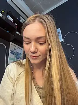 MilaMooneのライブXXXチャット