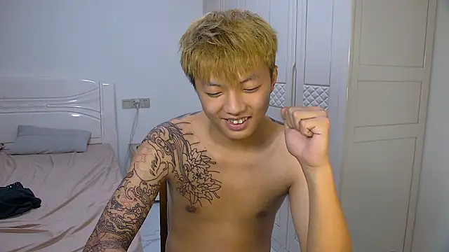 Chocolates-001: διαδικτυακό σόου στην κάμερα