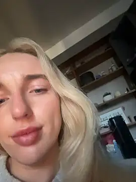 Pokazy przed kamerką – BlondeBombshellAmelia