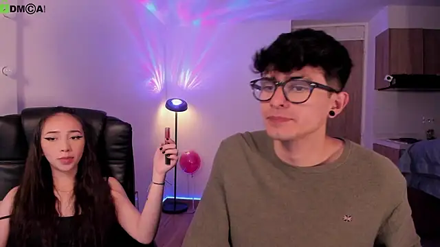 Mikeyvioleta_: διαδικτυακό σόου στην κάμερα